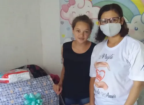 
				
					Voluntários produzem e doam enxovais para mães: ‘nós que somos ajudados’
				
				