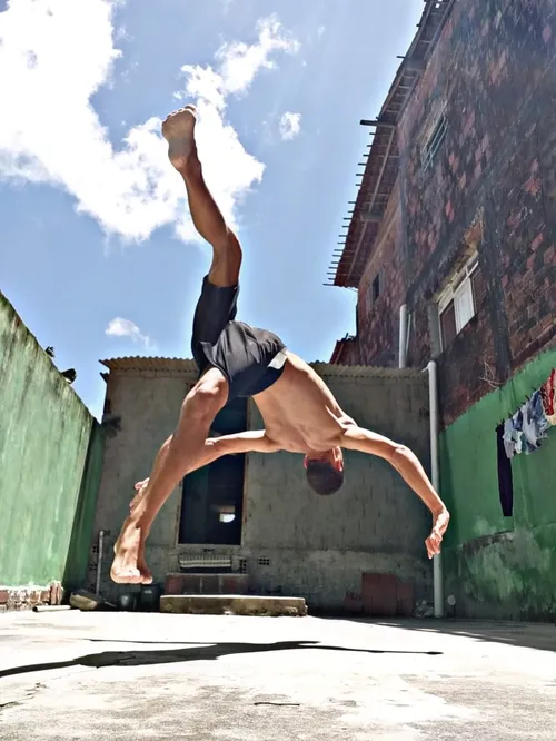 
				
					Paraibano conquista segundo lugar em festival de dança na Alemanha
				
				