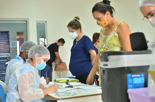 
				
					Grávidas e puérperas com comorbidades de CG recebem vacina da Pfizer no sábado
				
				