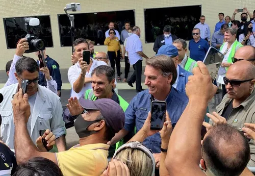 
				
					Bolsonaro desembarca quinta na Paraíba. Terá aliados históricos no palanque ou só o 'time raiz'?
				
				