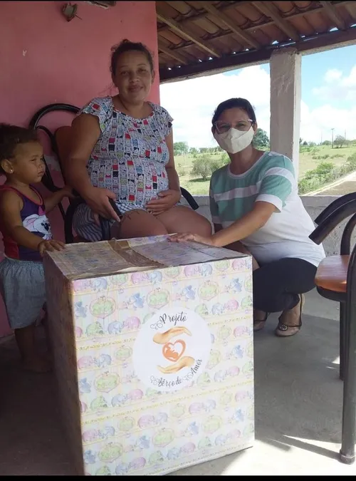 
				
					Voluntários produzem e doam enxovais para mães: ‘nós que somos ajudados’
				
				