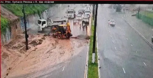 
				
					Chuvas fortes causam deslizamento de terra na Avenida Epitácio Pessoa, em João Pessoa
				
				