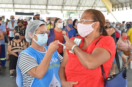 
				
					Vacina é aplicada em pessoas com comorbidades a partir de 59 anos, em Campina Grande
				
				