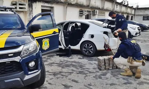 
                                        
                                            PRF apreende mais de 50 kg de crack escondidos dentro de veículo, em Campina Grande
                                        
                                        