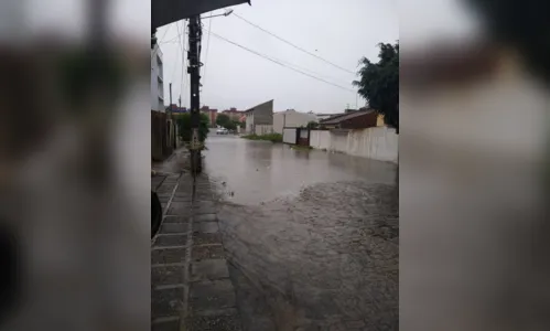 
				
					Campina Grande tem trechos de alagamento e inundação em casas após chuvas
				
				