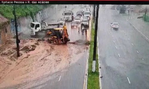 
                                        
                                            Chuvas fortes causam deslizamento de terra na Avenida Epitácio Pessoa, em João Pessoa
                                        
                                        