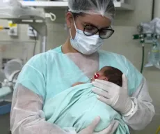 Bebês de mães vítimas de Covid-19 recebem colo de profissionais de saúde