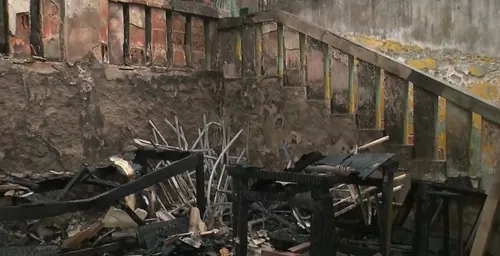 
				
					Incêndio provocado por fogos de artifícios atinge casa, em Campina Grande
				
				