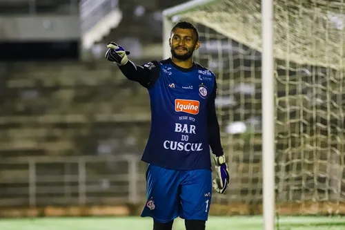 
				
					Mauro Iguatu brilha nos pênaltis, e Campinense bate o Botafogo-PB; Raposa encara o Sousa na final
				
				