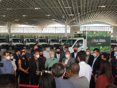 
				
					João reúne 'água e óleo' na entrega de caminhões e equipamentos para agricultura familiar
				
				