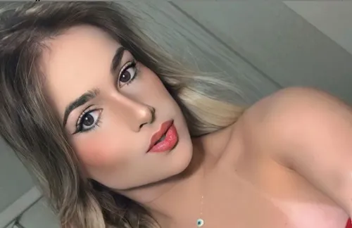 
				
					Digital influencer May Valencio morre aos 24 anos após complicações da Covid-19
				
				