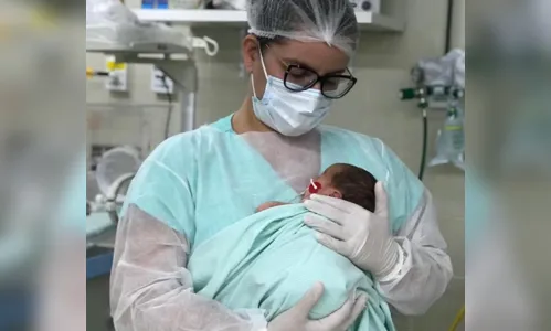 
				
					Bebês de mães vítimas de Covid-19 recebem colo de profissionais de saúde
				
				