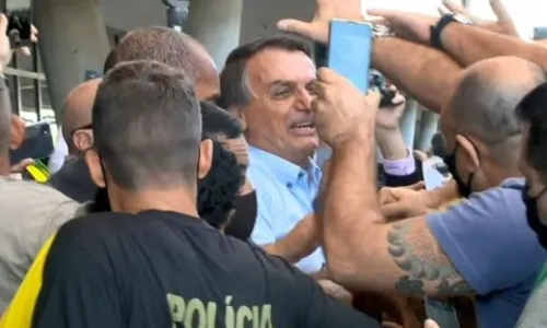
				
					Bolsonaro entra em avião comercial, é xingado e diz que quem o hostilizou devia andar de jegue
				
				