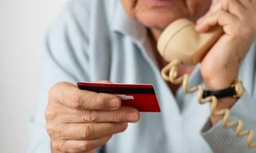 
				
					Aprovada lei que proíbe contratos de empréstimo para idosos sem assinatura física
				
				