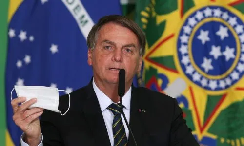
				
					Bolsonaro disse que Queiroga fará parecer para desobrigar uso de máscara
				
				