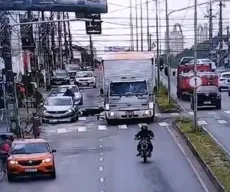 Vídeo mostra motociclista sendo arrastado por caminhão