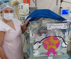 Mãe se emociona com primeiro quilo da filha internada em UTI neonatal na Paraíba