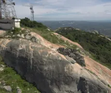Mulher cai de uma altura de 2 metros no Pico do Jabre, em Matureia