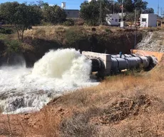 Vazamento em tubulação de açude é controlado após desperdício de 7 milhões m³ de água