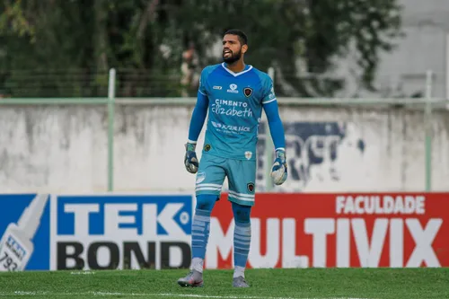 
				
					Em rede social, goleiro Rhuan pede desculpas à torcida do Botafogo-PB por falhas em derrota contra o Tombense
				
				