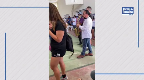 
				
					VÍDEO: Jurandy do Sax toca para pessoas na fila de posto de vacinação contra a Covid-19
				
				