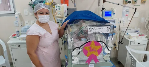 
				
					Mãe se emociona com primeiro quilo da filha internada em UTI neonatal na Paraíba
				
				