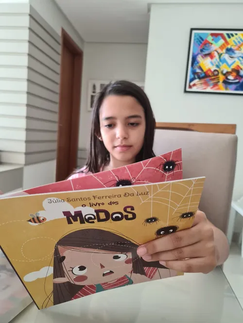 
				
					Menina de 8 anos escreve livro sobre medos durante o isolamento social
				
				