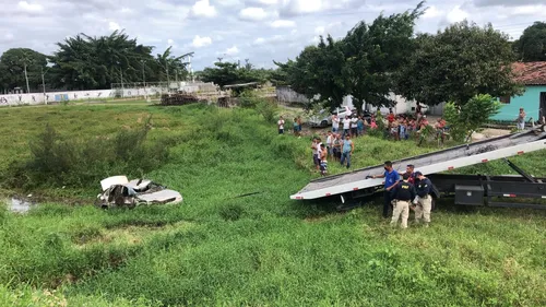 
				
					Carro capota e dois irmãos morrem afogados, na região das Três Lagoas
				
				