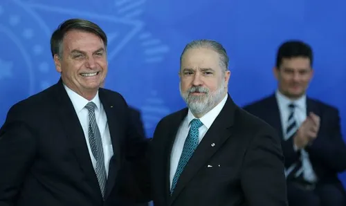 
				
					Bolsonaro ignora novamente lista tríplice e anuncia recondução de Augusto Aras na PGR
				
				