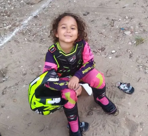 
				
					Aos 6 anos, pilota de motocross se inspira em Rayssa Leal e começa a praticar skate
				
				