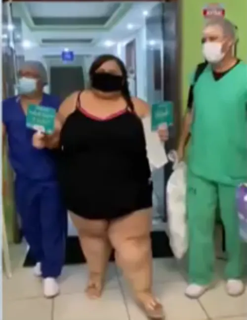 
				
					Dona de casa com quase 200 kg se recupera da Covid-19 após 9 dias em UTI
				
				