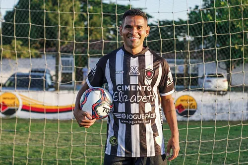 
				
					Regularizado e em boa forma física, Éderson deve estrear pelo Botafogo-PB contra o Manaus
				
				