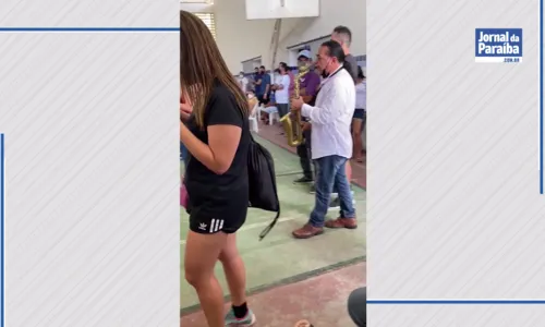 
                                        
                                            VÍDEO: Jurandy do Sax toca para pessoas na fila de posto de vacinação contra a Covid-19
                                        
                                        