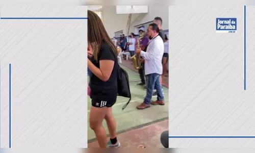 
				
					VÍDEO: Jurandy do Sax toca para pessoas na fila de posto de vacinação contra a Covid-19
				
				