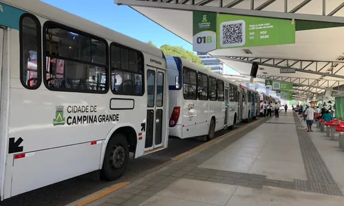 
                                        
                                            Motoristas de ônibus paralisam atividades e reivindicam salários atrasados em Campina Grande
                                        
                                        