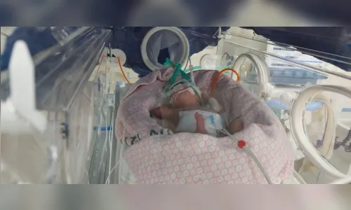 
				
					Mãe se emociona com primeiro quilo da filha internada em UTI neonatal na Paraíba
				
				