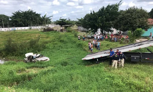 
                                        
                                            Carro capota e dois irmãos morrem afogados, na região das Três Lagoas
                                        
                                        