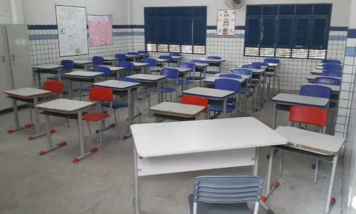 
				
					Paraíba tem déficit de 7,5 mil professores e alunos estão sem aulas de matemática e português, diz sindicato
				
				