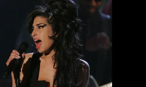 
                                        
                                            Amy Winehouse morreu há 10 anos. Foi grande voz desse começo do século XXI
                                        
                                        