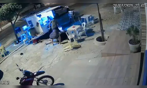 
				
					Vídeo mostra PM entrar em luta corporal com homem antes de ser morto a tiros
				
				