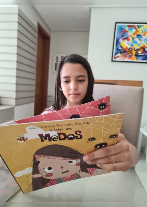 
                                        
                                            Menina de 8 anos escreve livro sobre medos durante o isolamento social
                                        
                                        