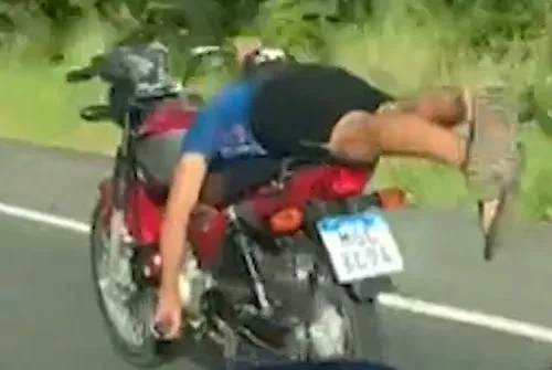 
				
					VÍDEO: Dois homens são flagrados deitados em motos em alta velocidade, na BR-230
				
				