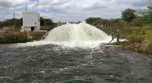 
				
					Reservatório de Camalaú tem comportas abertas para repor volume do açude de Boqueirão
				
				