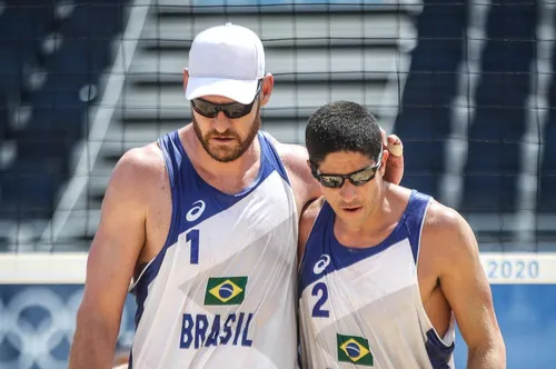 
				
					Álvaro Filho e Alison perdem nas quartas de final do vôlei de praia e deixam as Olimpíadas de Tóquio
				
				