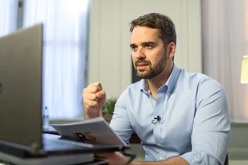 
				
					Eduardo Leite diz que votar em Bolsonaro foi um erro, critica polarização, defende programas sociais e privatizações
				
				