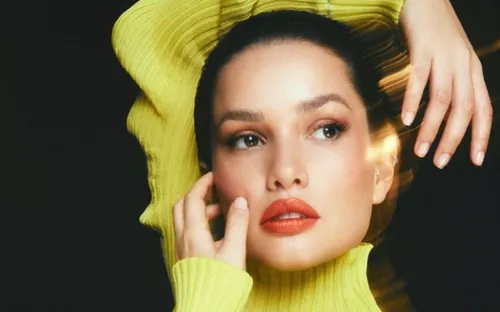 
				
					Juliette troca capa de EP após críticas sobre plágio de Pabllo Vittar; fotógrafa explica efeito
				
				