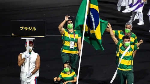 
				
					Petrúcio Ferreira leva bandeira brasileira na abertura das Paralímpiadas de Tóquio
				
				