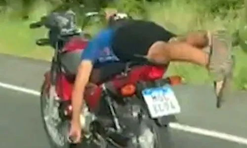 
                                        
                                            VÍDEO: Dois homens são flagrados deitados em motos em alta velocidade, na BR-230
                                        
                                        