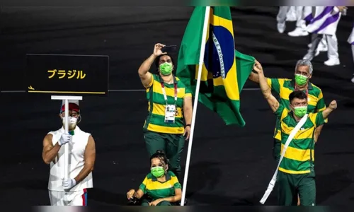 
				
					Petrúcio Ferreira leva bandeira brasileira na abertura das Paralímpiadas de Tóquio
				
				
