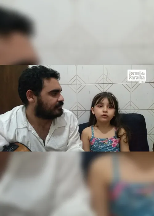 
                                        
                                            Pai e filha de 6 anos criam banda autoral durante a quarentena, em Campina Grande
                                        
                                        